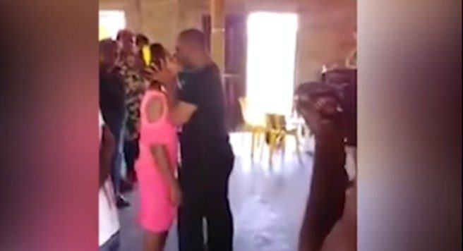 Pastor evangélico exorcizaba a mujeres mediante besos, le llueven críticas (Video)