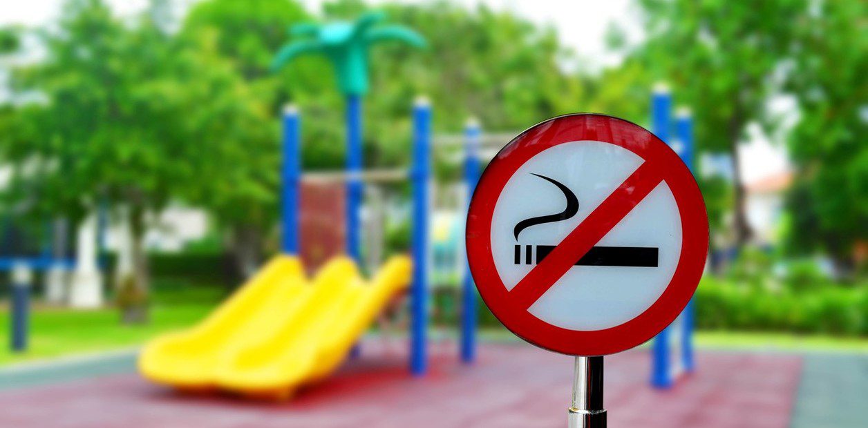 París prohíbe fumar en parques y jardines públicos
