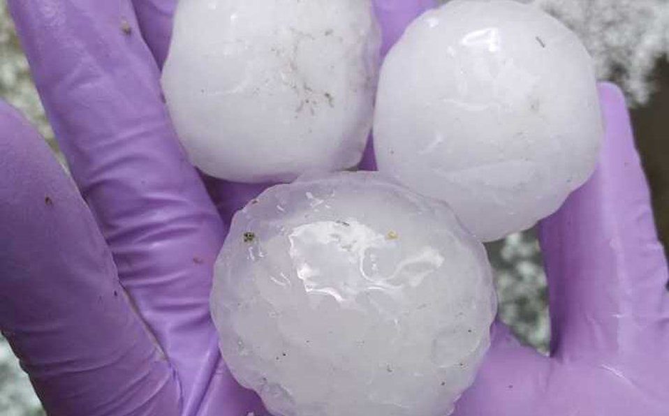 Bolas gigantes de granizo destruyen autos