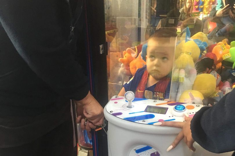 Maquina de garras atrapa a niño de 3 años