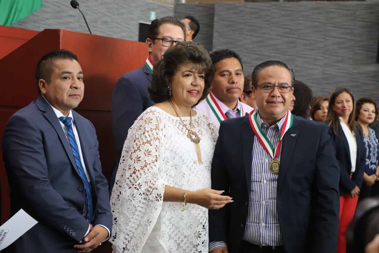 Congreso entregan presea al Mérito Docente