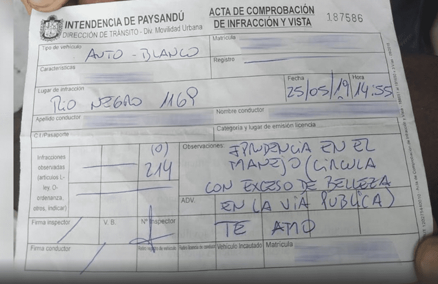 Policía multa a mujer por circular con “exceso de belleza”