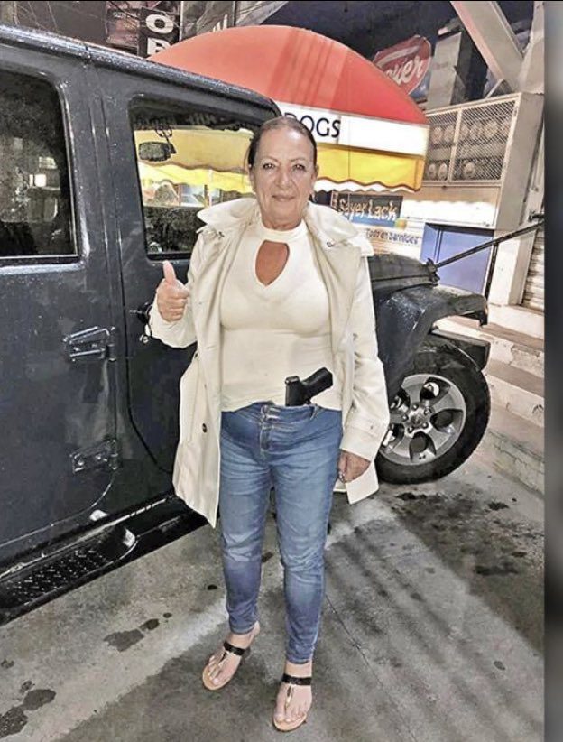 Senadora de Morena presume arma en fotografía
