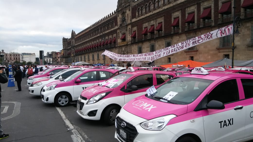 Protestan taxistas contra Uber y aplicaciones de taxi