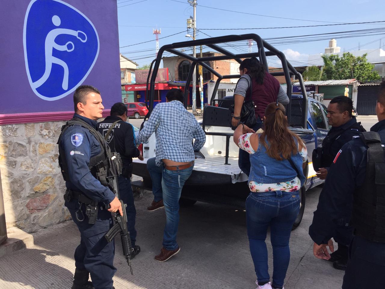 Detienen a pareja cobrando ilegalmente por apoyos al campo