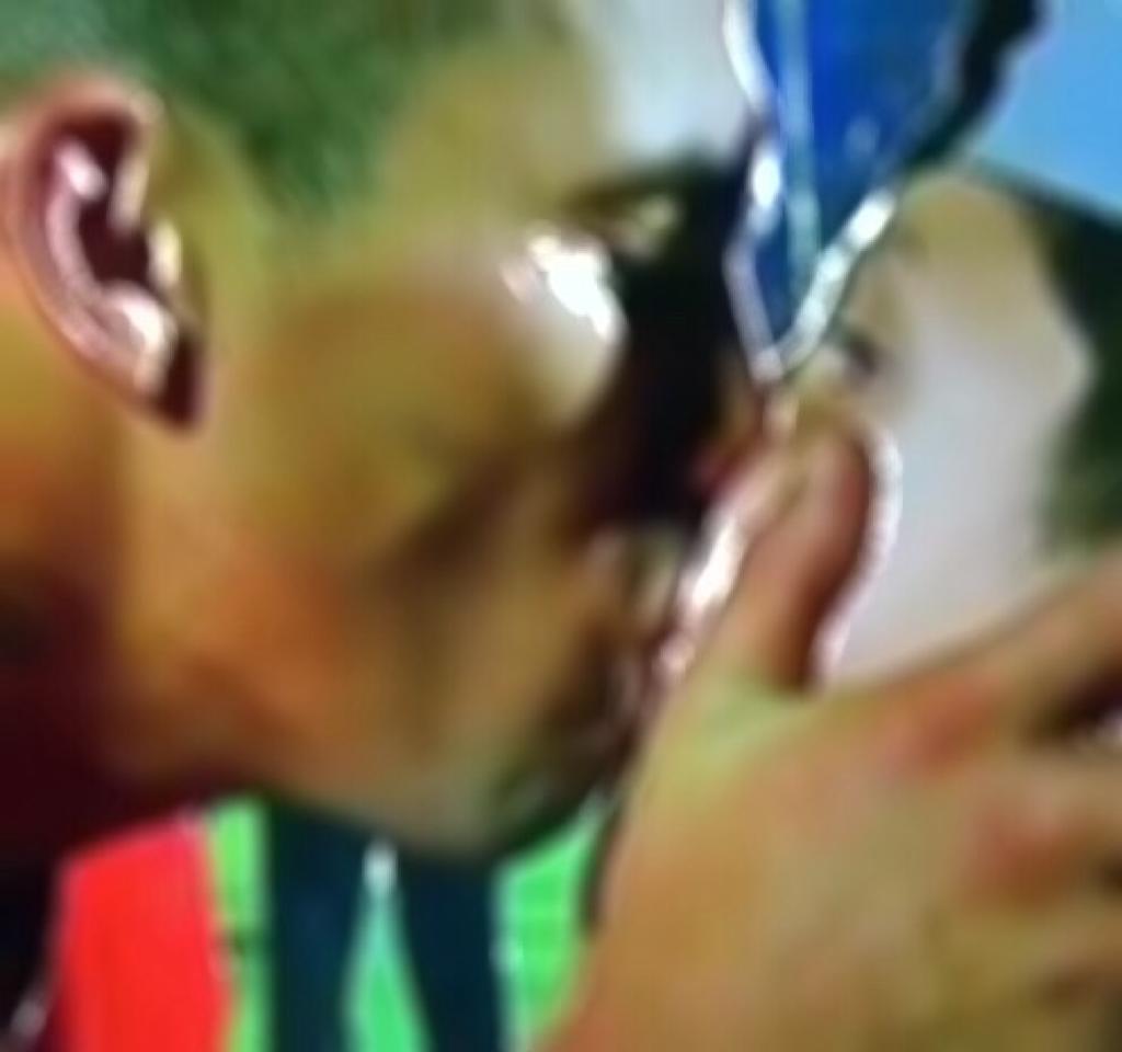 Futbolista besa a su hijo ‘apasionadamente’, la imagen indigna las redes