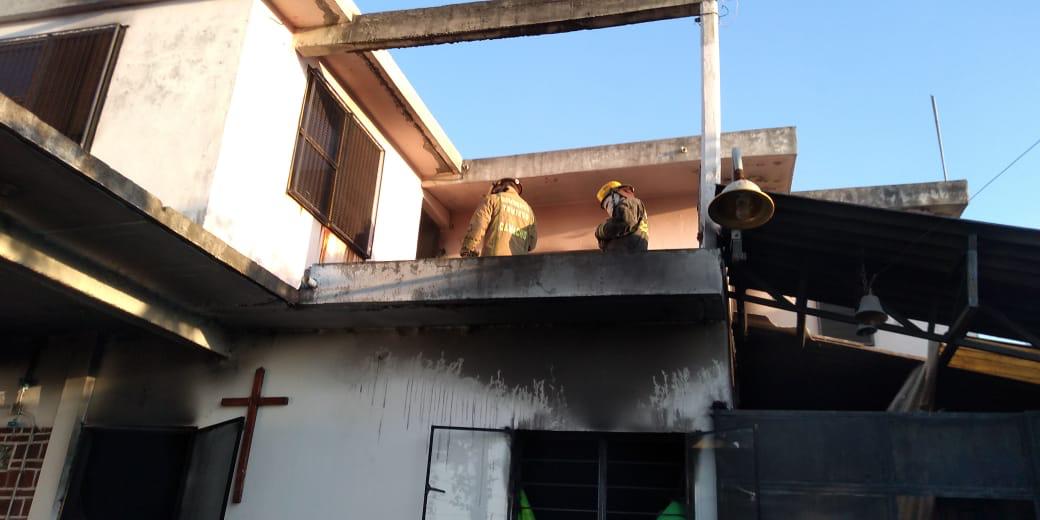 Mujer se lanza del segundo piso para salvarse de incendio