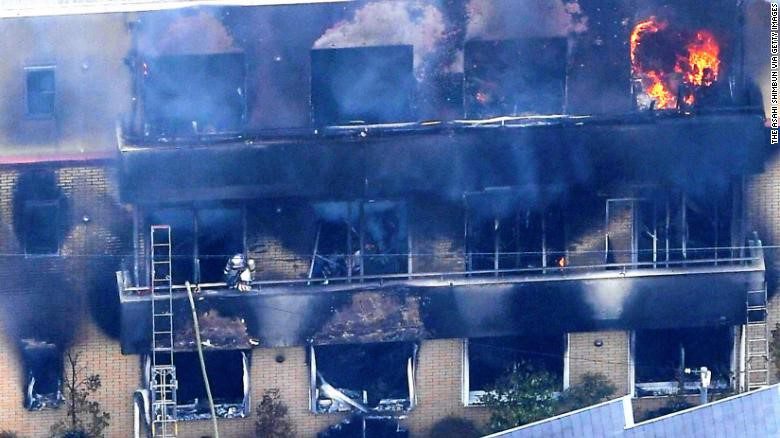 Suman 30 víctimas por incendio en estudio de animación en Japón