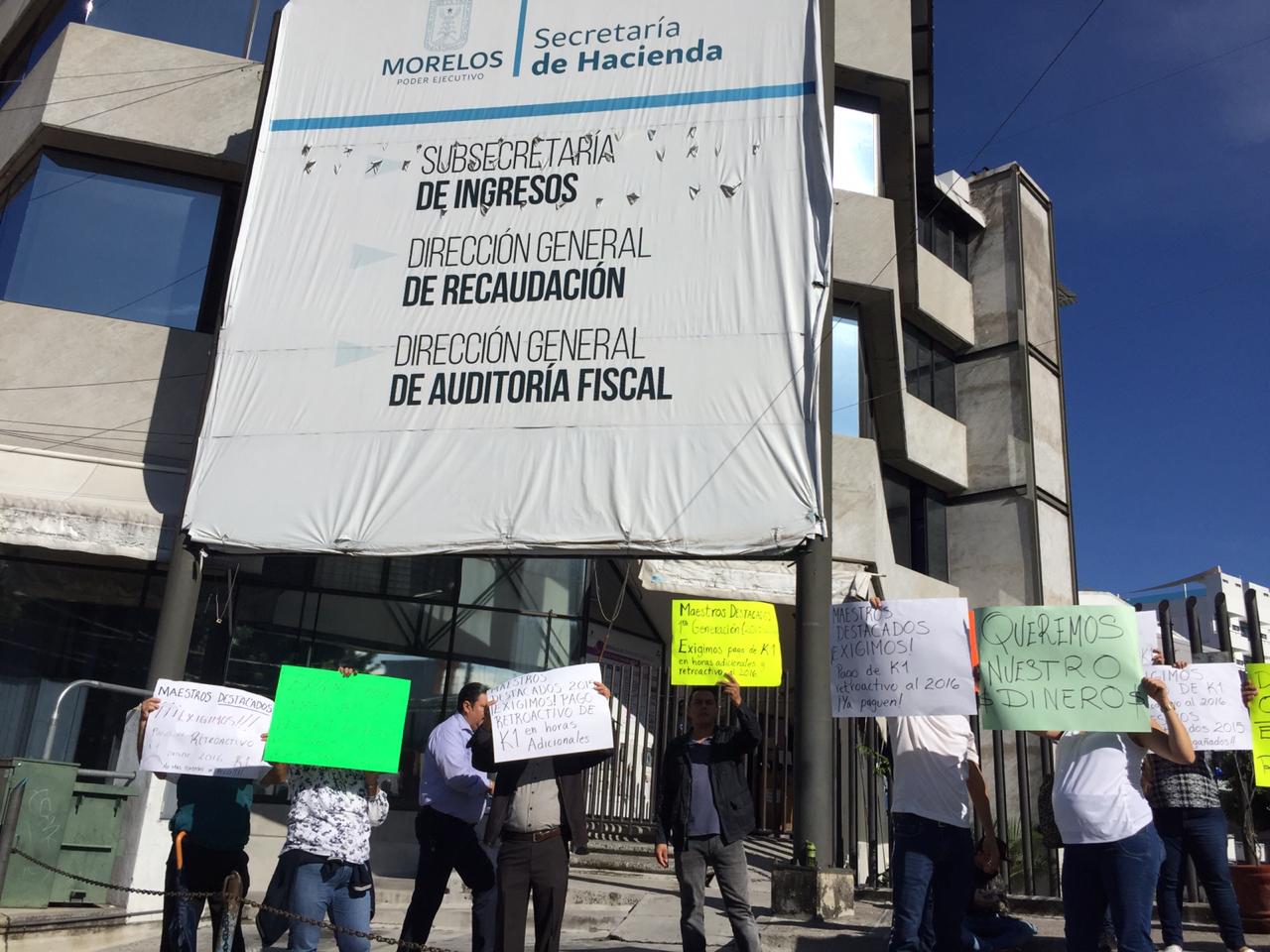 Maestros exigen pagos y bloquean calles de Cuernavaca