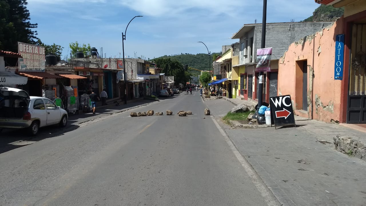 Hartos de los delitos habitantes de Tlayacapan bloquean calles