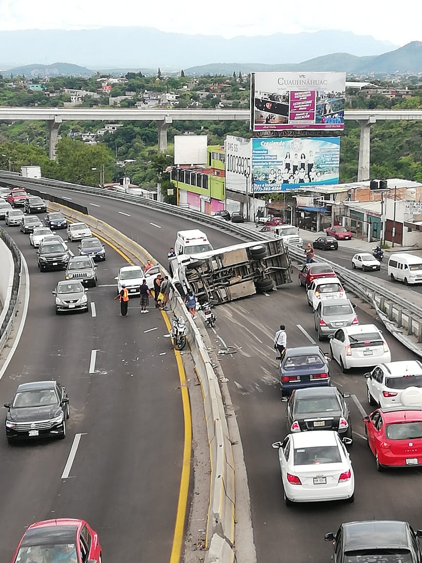 Desperfecto en el el Distribuidor Vial Palmira ocasiona volcadura