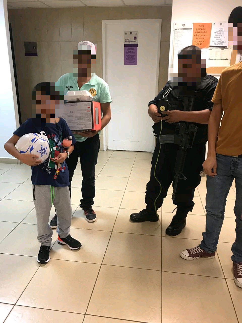 Niño guatemalteco se encuentra con su familia