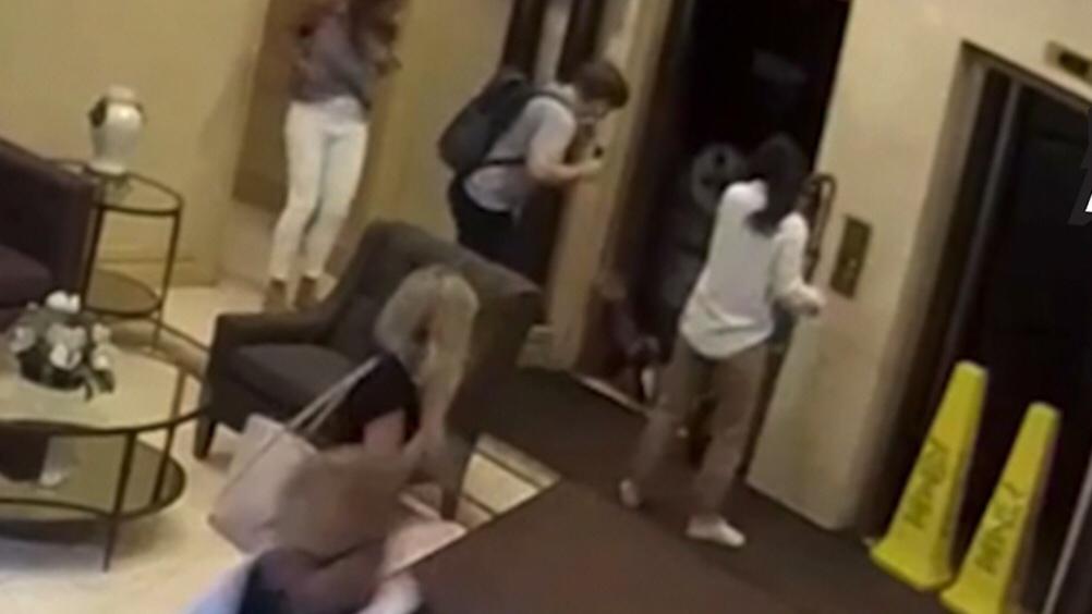Joven muere aplastado por el elevador (VIDEO)