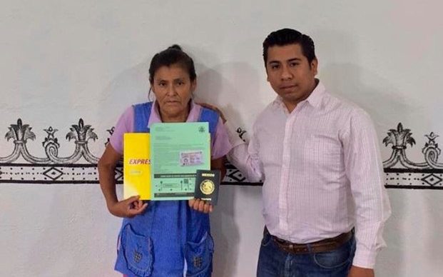 Yecapixtla entrega VISAs a adultos mayores para reencontrarlos con su familia en EU
