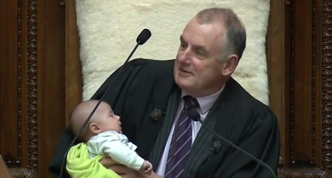 Hombre en plena sesión de Parlamento, da biberón a su bebé (VIDEO)