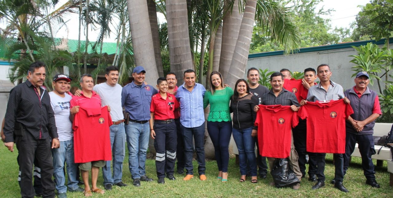 Reconocen a bomberos del municipio de Ayala