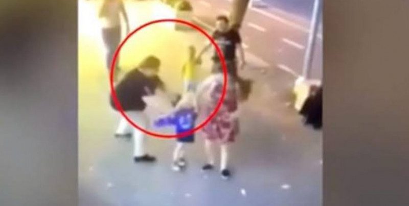 Mujer le corta la cara a niño de 3 años con un cuchillo (VIDEO)