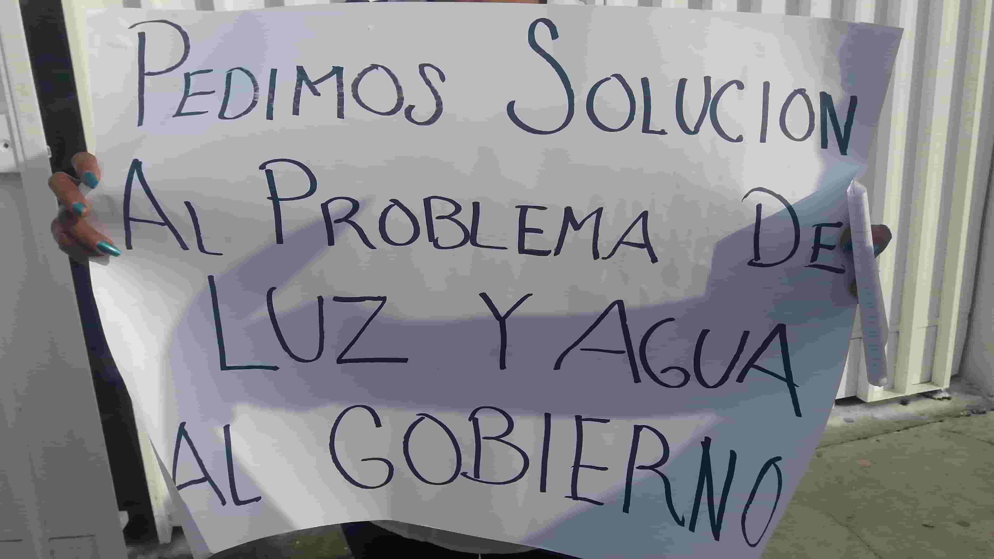 Protestan familias por falta de energía eléctrica en primaria de Cuautla