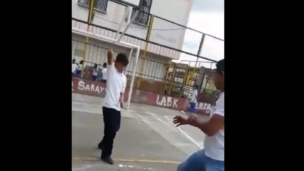 Alumno de 13 años ataca con cuchillo a profesor (VIDEO)
