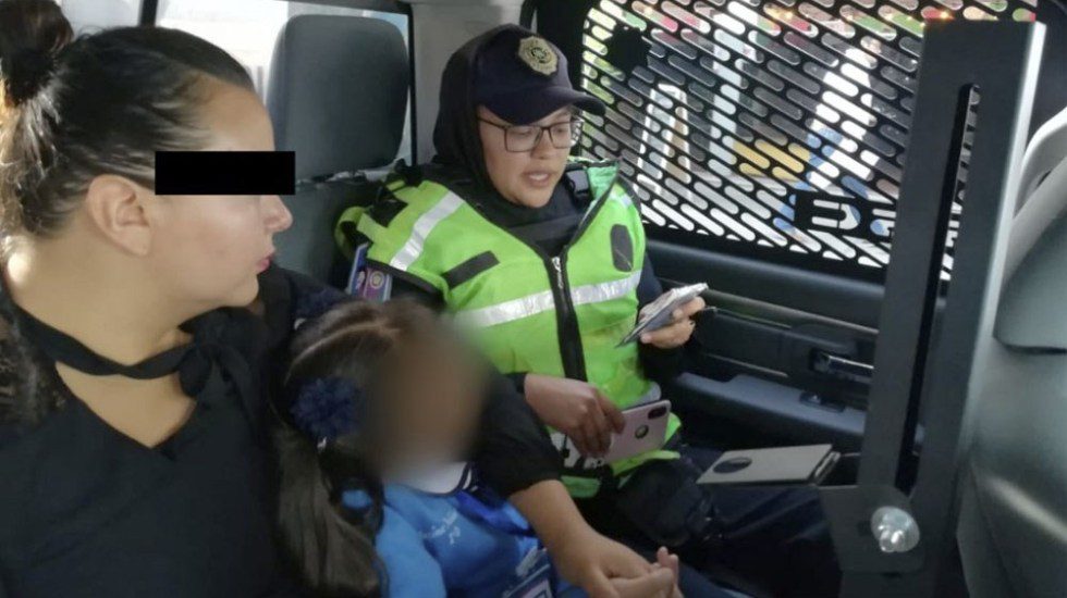 Mujer es detenida por golpear a su hija afuera de la primaria