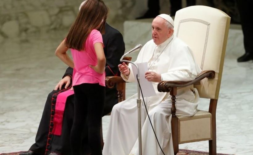 Niña interrumpe al Papa Francisco ¡sólo para bailar! (VIDEO)