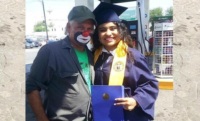 Joven sorprende con diploma de graduación a su papá payaso (VIDEO)