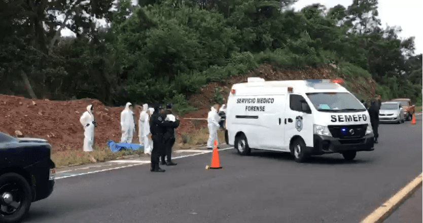Abandonan cadáver embolsado en carretera a Tepoztlán