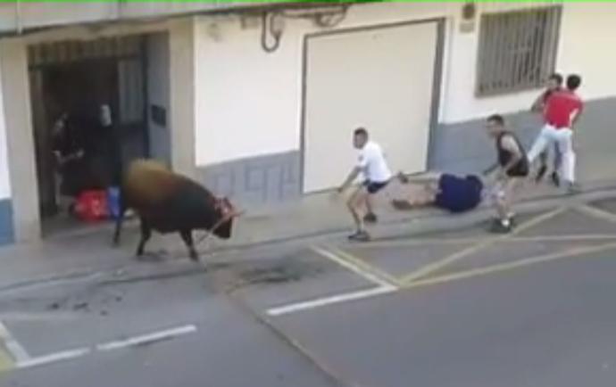 Toro mata a hombre durante corrida en España (VIDEO)