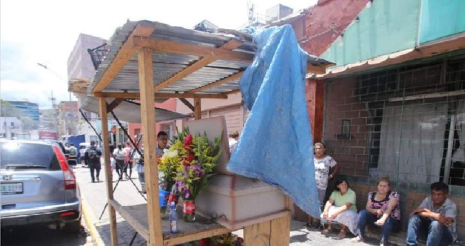 Mujer vela a su hijo en la calle, porque no tiene dónde vivir