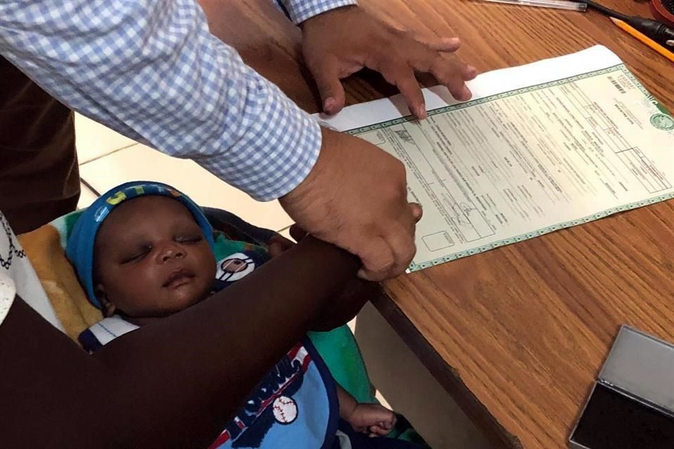 ¡Es oficial! Madre nombre a su bebé Andrés Manuel López Obrador (VIDEO)