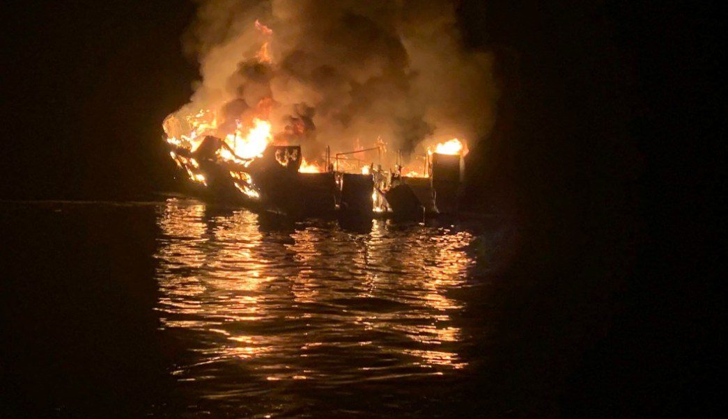 Más de 30 desaparecidos tras incendio de embarcación de excursionistas