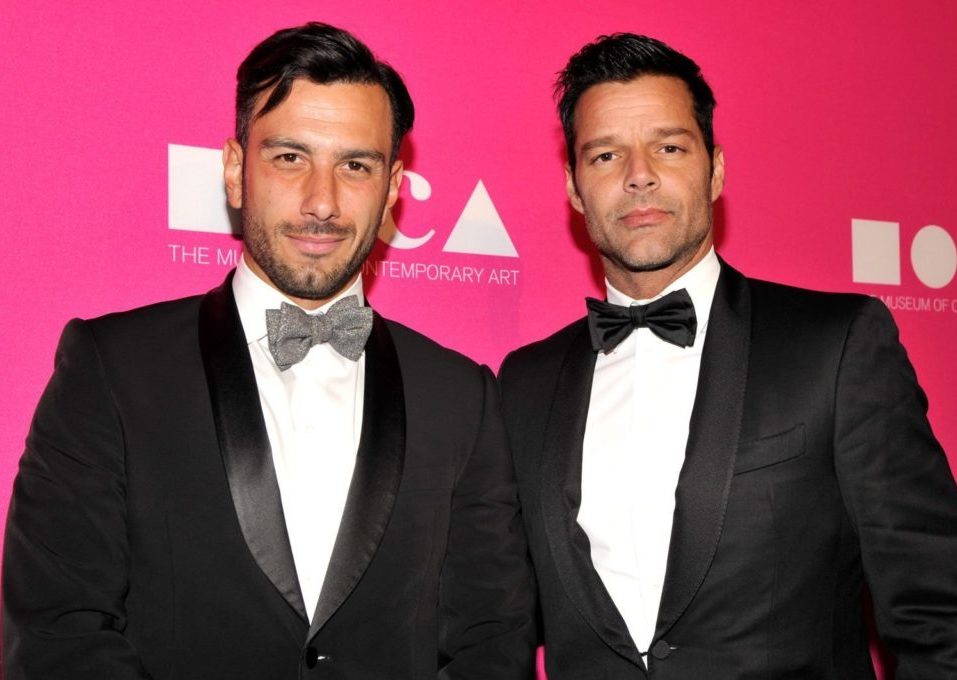 Critican a Ricky Martín y a su esposo por besarse frente a sus hijos