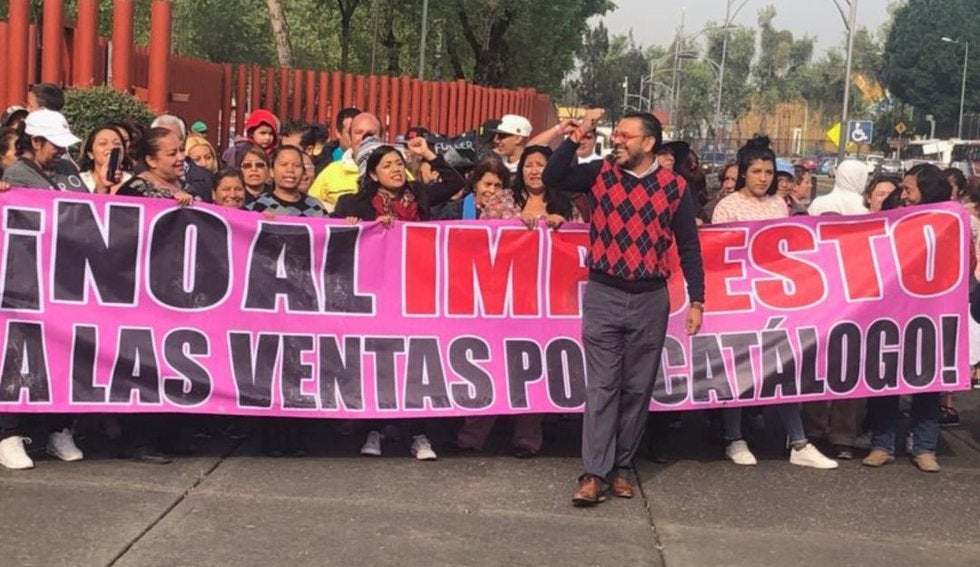 (VIDEO) Mujeres y hombres realizan protestas por impuesto a las ventas por catálogo