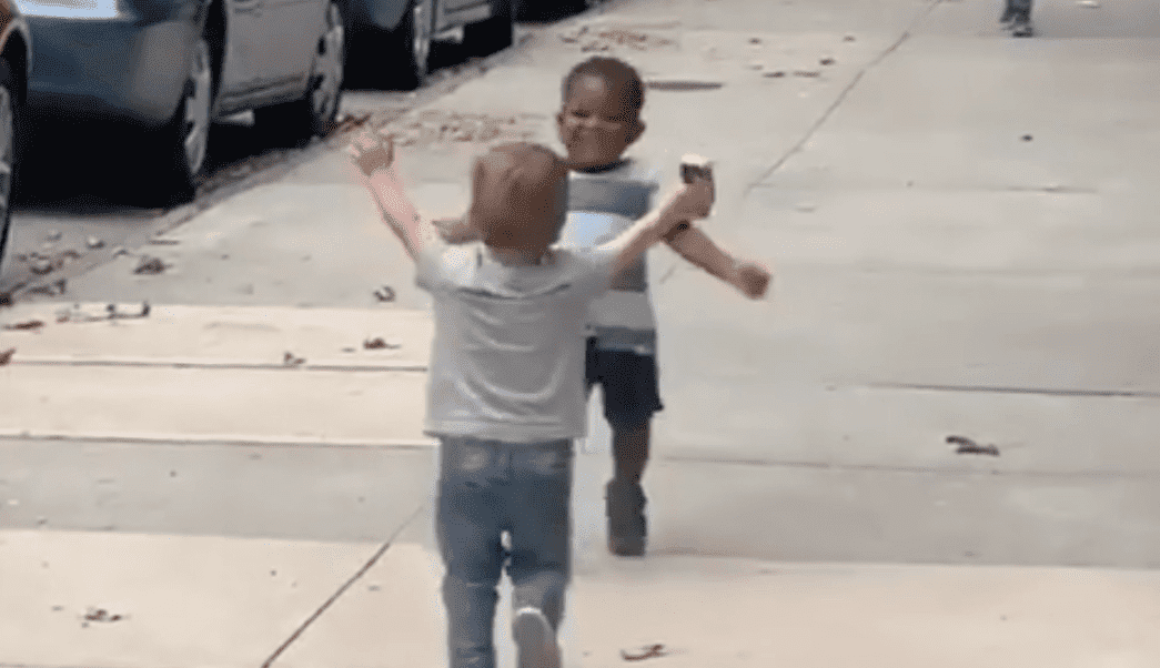 (VIDEO) El emotivo abrazo de dos pequeños amigos al encontrarse en la calle
