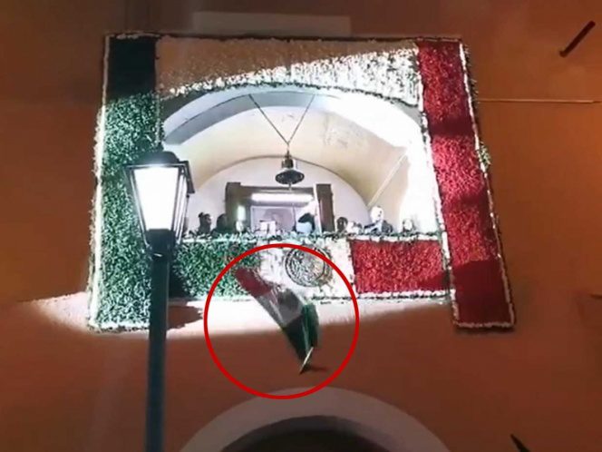 Alcalde tira la Bandera nacional en pleno Grito de Independencia