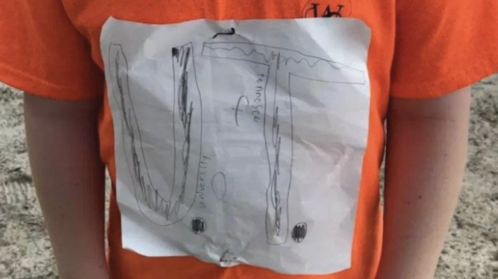 Niño sufre bullying por dibujarse logo en camisa, su diseño termina siendo oficial