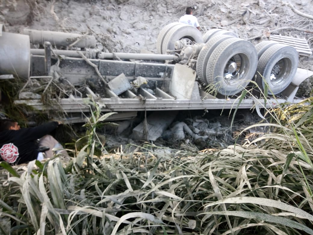 Camión vuelca en Cañón de Lobos, murieron 3 personas
