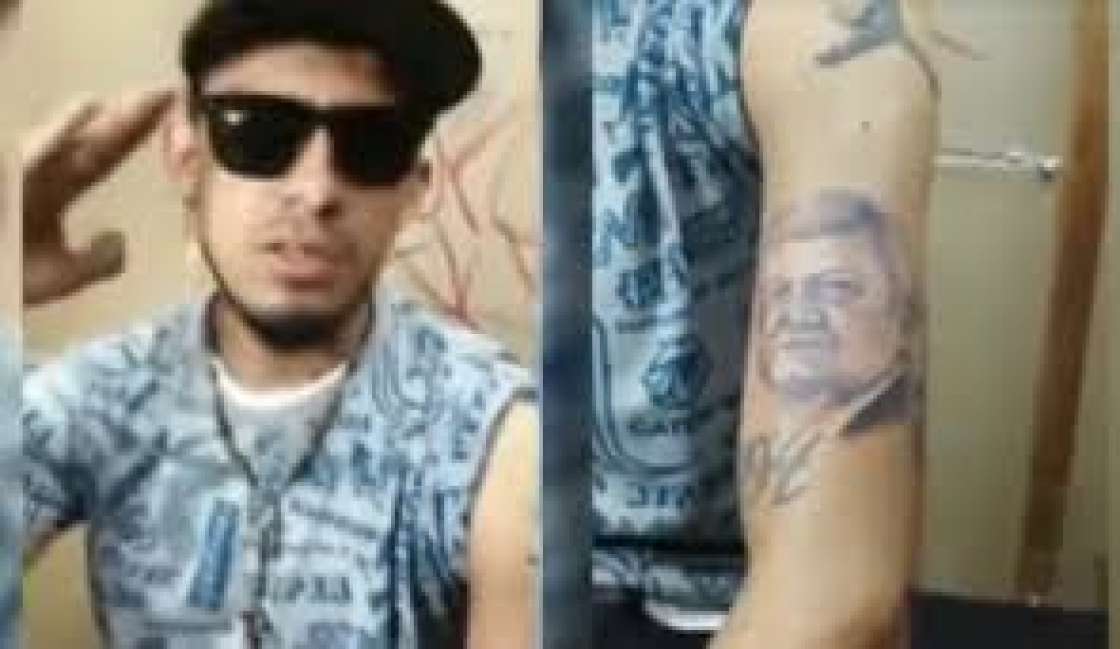 (VIDEO) Joven se tatúa la cara de López Obrador y se vuelve viral