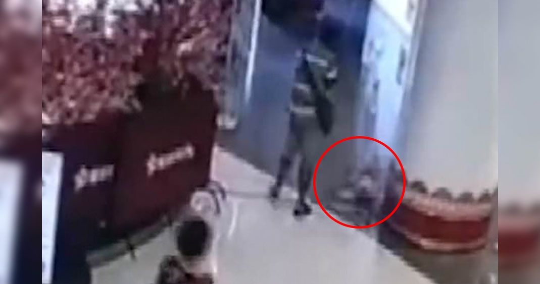 Hombre patea a una niña de 1 año y amenaza a su abuela