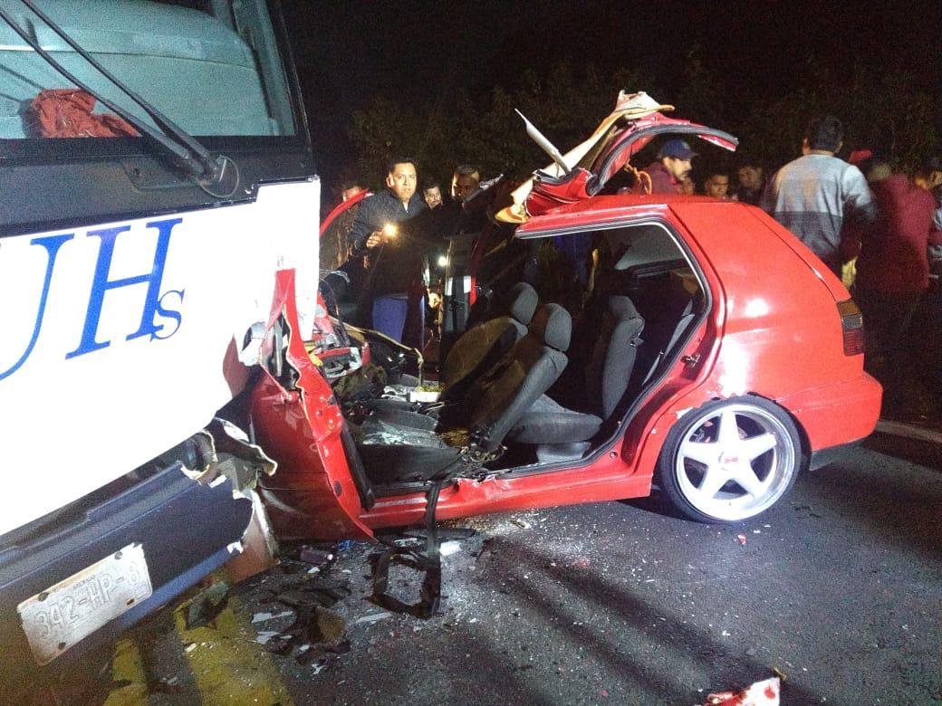 Joven ebrio se impacta contra autobús, quedó prensado