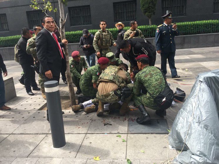 Paracaidista se lesiona en pleno desfile de la Independencia de México