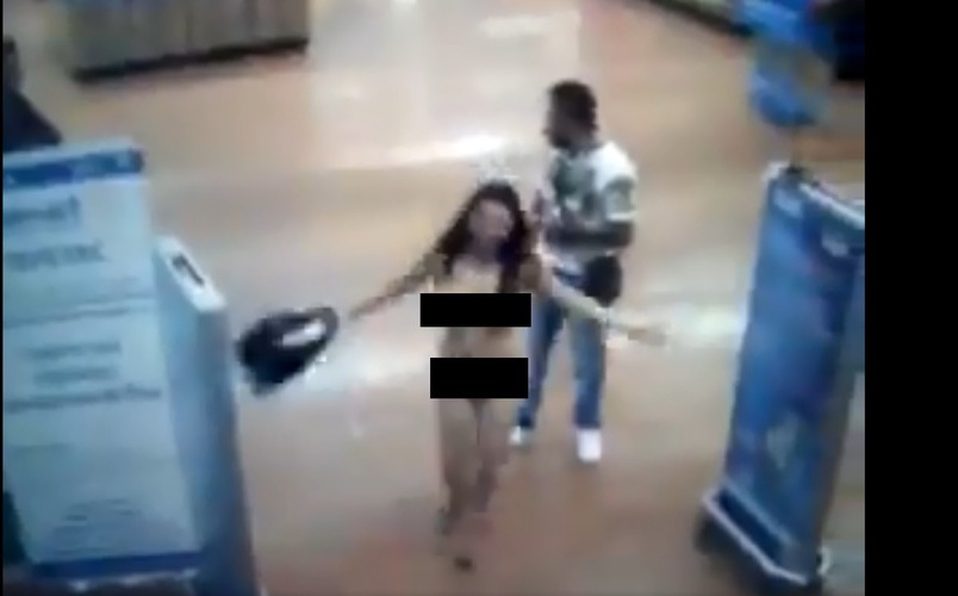 (VIDEO) Mujer se quita la ropa para demostrar que no robó nada en un almacén