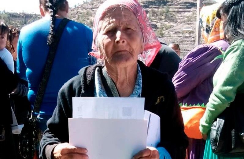 Mujer tarahumara de 81 años termina la primaria