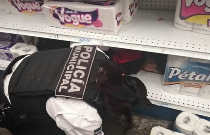 Mujer pierde a su hijo en el supermercado; lo encuentran en un anaquel