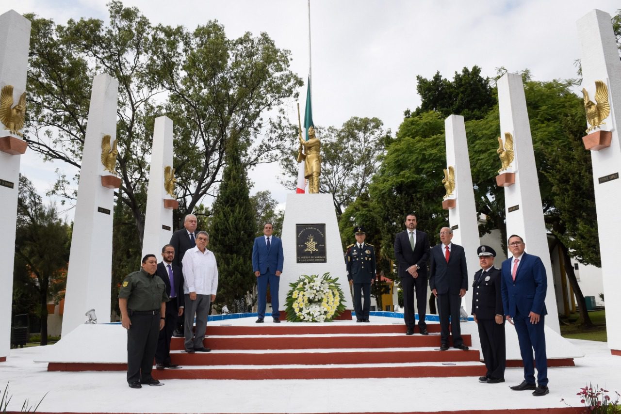 Cuauhtémoc Blanco rinde homenaje a los Niños Héroes