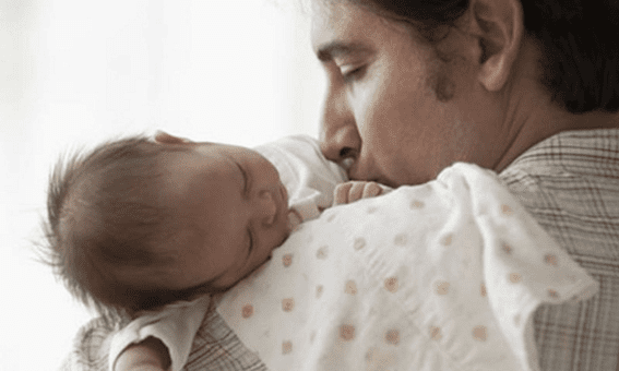 Proponen licencia de paternidad de 45 días con goce de sueldo