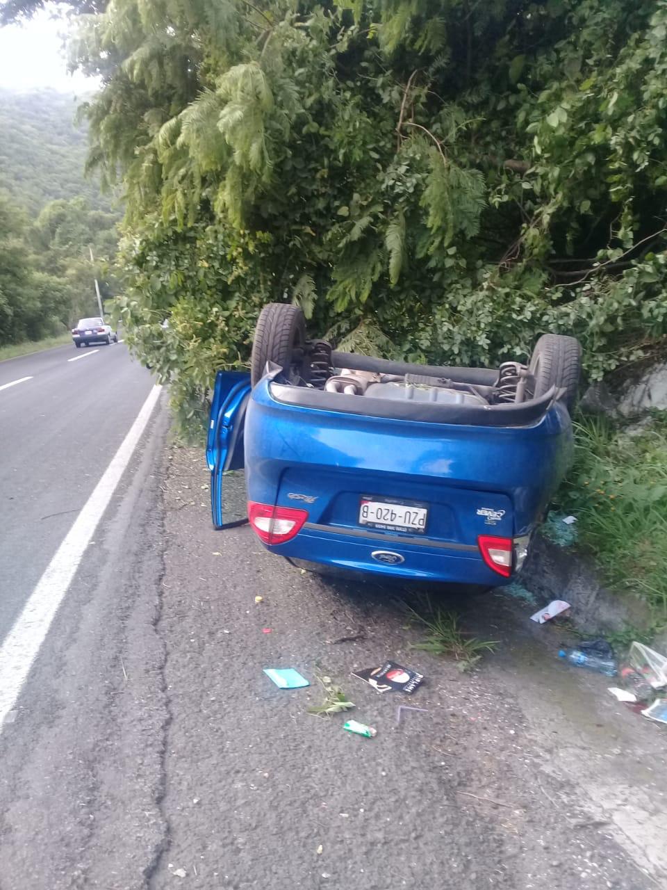 Vuelcan auto en el Cañón de Lobos, conducía a exceso de velocidad