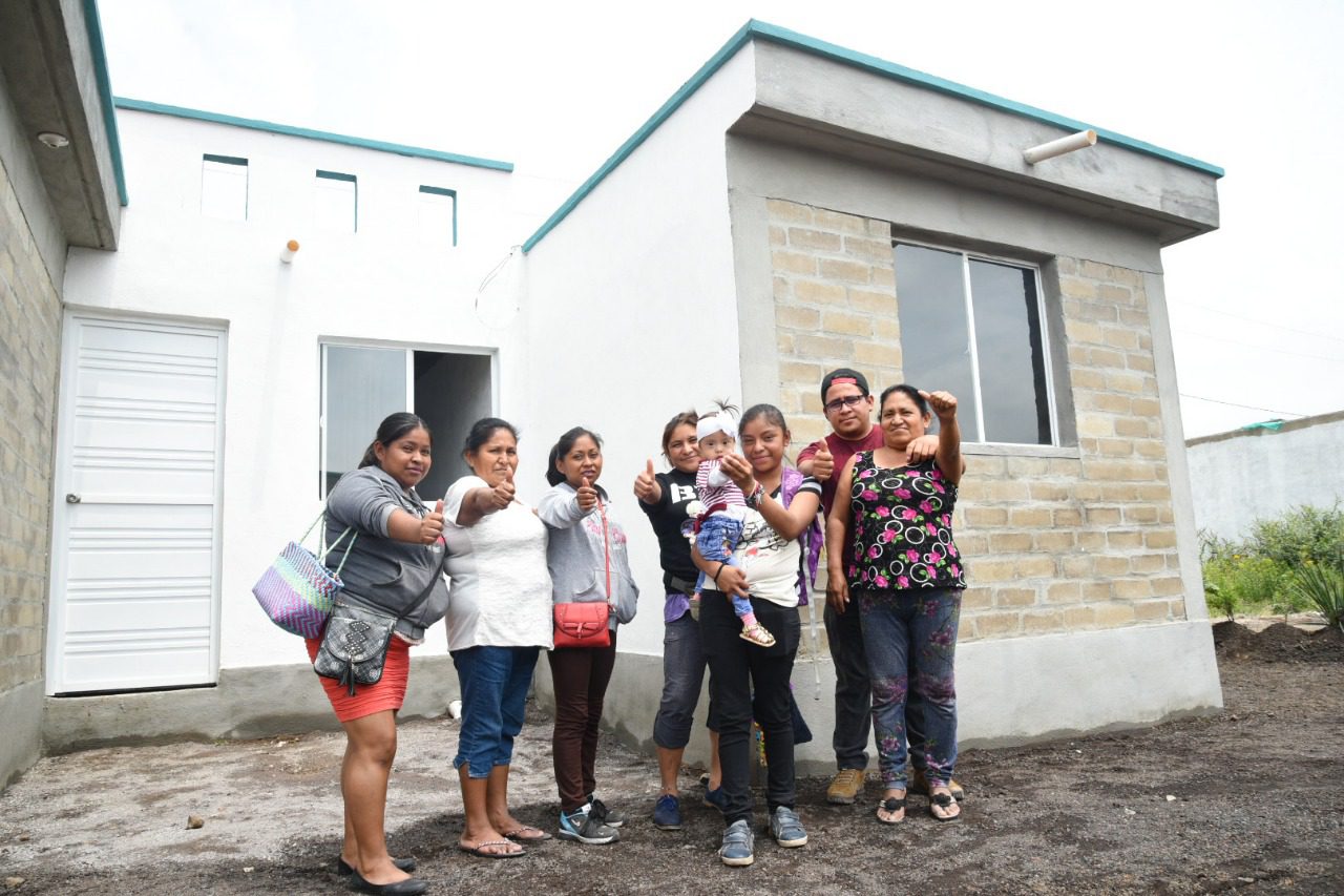 Entregan viviendas reconstruidas a 29 familias de Totolapan