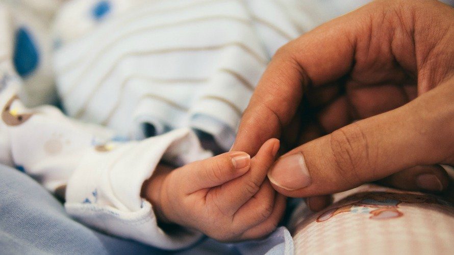 Bebé nace sin rostro y causa escándalo de negligencia