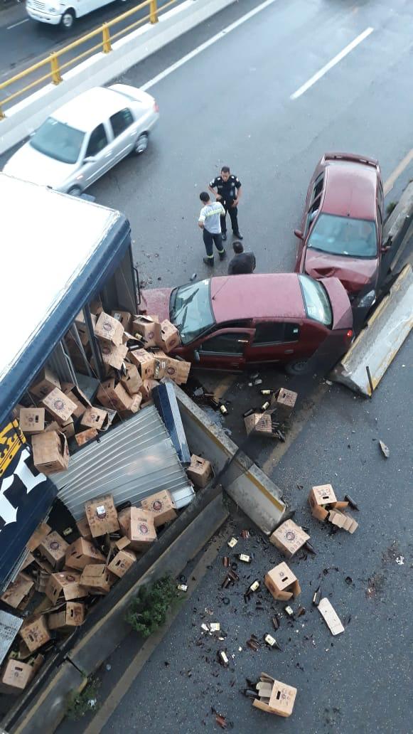 Choca camión cargado de cerveza en Puente Palmira, Cuernavaca